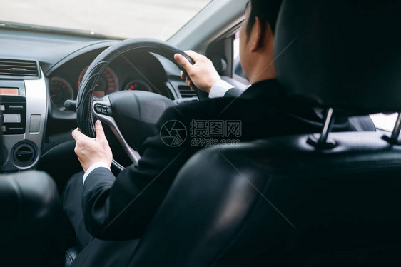 司机自信的年轻商人坐在前座上在开车图片