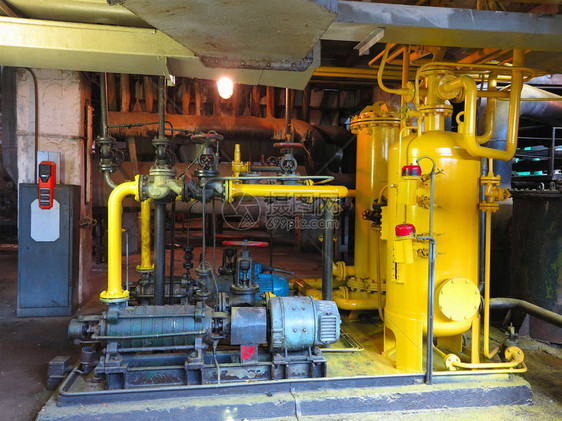发电厂的油泵黄色管道图片