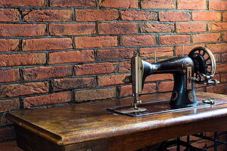 古老的缝纫机其木板桌在Greec的一图片