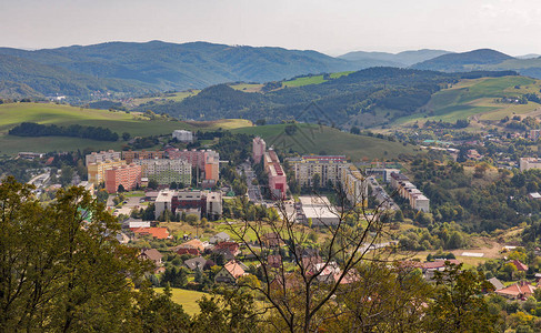 BanskaStiavnica航空秋天城镇风景与现代住宅建图片