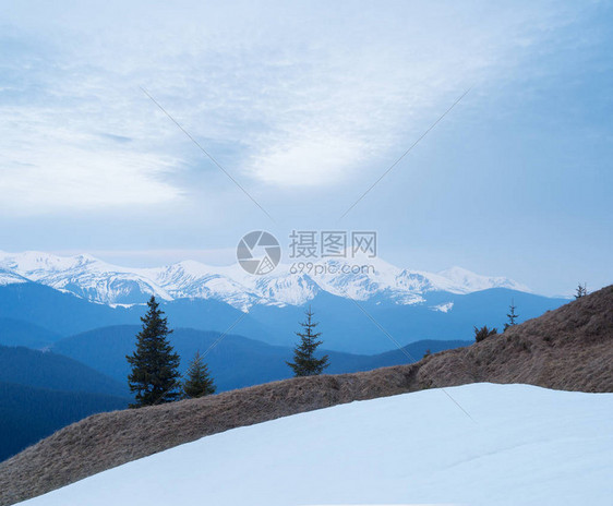 在山的春天风景阴天白雪皑的山脉的视图戈弗拉山图片