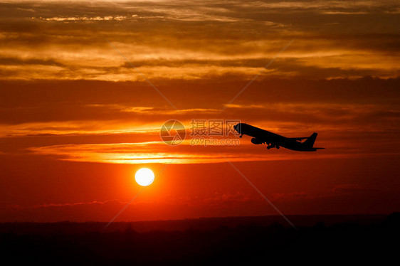 在日落天空的飞机在天空中的太阳与文本的空间飞行机在阳光下的剪影运输概念飞机在戏剧天空中起飞惊图片