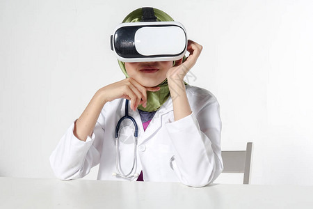 身戴虚拟现实眼镜的女医生以白色图片