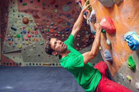 一个人爬上攀登墙壁登山者正在训练极端运动积图片