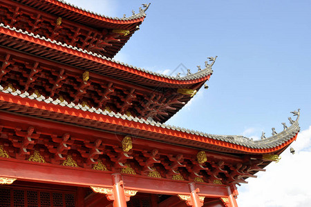 蓝天背景下的式寺庙屋顶图片