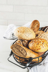 各种新鲜自制谷物面包图片