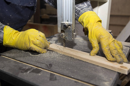木匠在机器上工作与木制品造木匠在机床上切割各图片