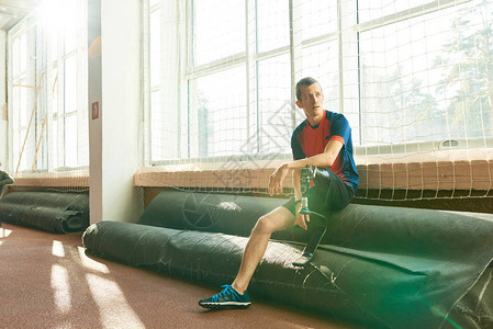坐在现代体育馆窗边的青年截肢运动图片