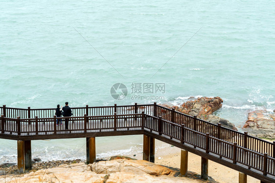 漳州东山岛海边木栈道图片