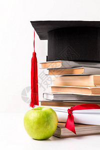 苹果近乎文凭的苹果和堆叠书籍顶有学术上图片