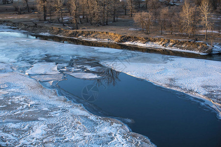 蒙古冬季景观中的冰冻河流图片