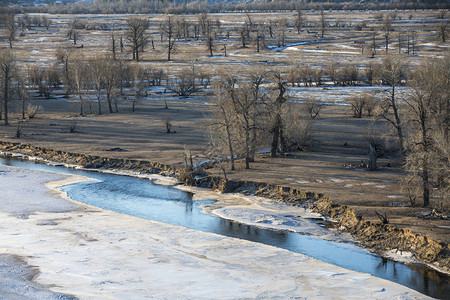 蒙古冬季景观中的冰冻河流图片