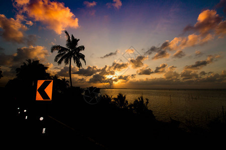 海边的热带日落带摇篮图片