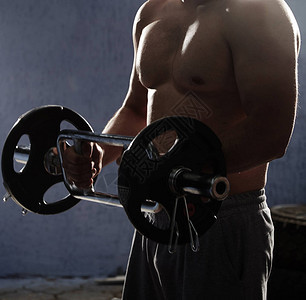 在健身房做举重锻炼的人图片