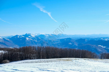 意大利的乌姆布里亚山谷美丽的景色在寒冬清晨下雪蓝天下图片