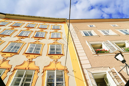 对奥地利萨尔茨堡老城区Unesco世界遗产地传统建筑外观的低点图片