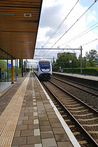 欧洲火车站的现代高速列车图片