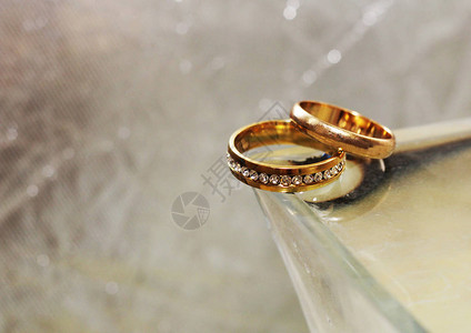 结婚戒指和水灰色背景图片