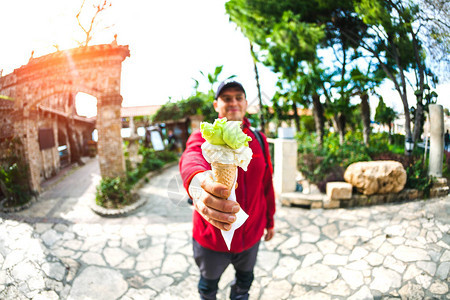 他拿着冰淇淋新鲜点心夏日美食奶油和水图片