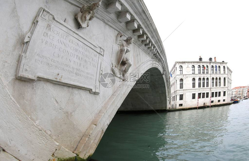 位于意大利威尼斯的意大利语Rialto桥高清图片下载-正版图片505165631-摄图网