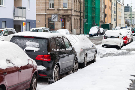 大雪纷飞的德国汽车停在路边图片