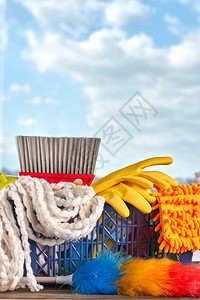 清洁服务篮与窗户天空背景上的清洁产品图片