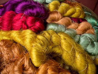 丰富多彩的丝绸染色从自然颜色丝高清图片