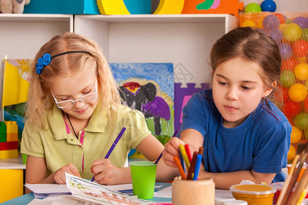 小学生在艺术学校课上画孩子在桌子上用颜料画幼儿园女孩的顶视图发展儿童图片