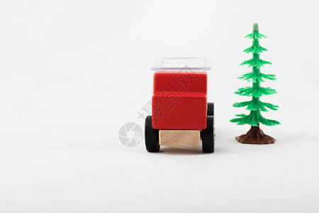 白色背景的玩具卡车和塑料圣诞树关闭Cl图片