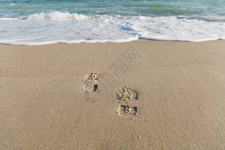 一个人的脚印被贴在沙滩上图片