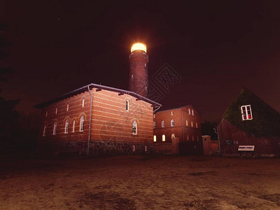 DarsserOrt的灯塔在黑夜中闪发光Prerow图片