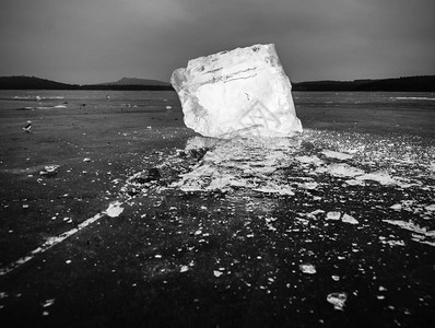 冰与湖上的倒影反射自然背景上的碎冰浮具有景深的天然冰图片