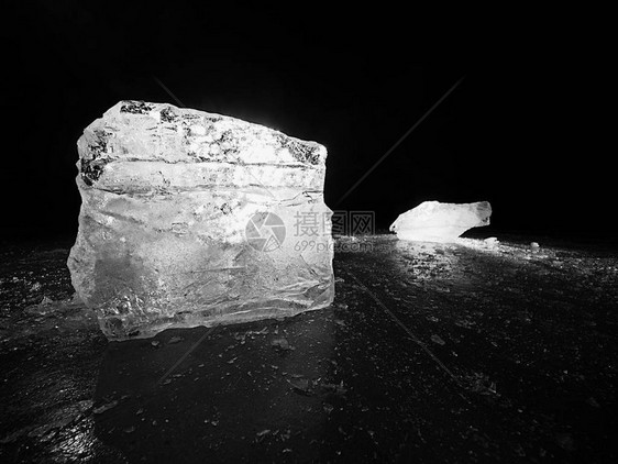 冰块被压碎的立方体用强烈的背光照亮了静音海湾有平坦的冰层图片