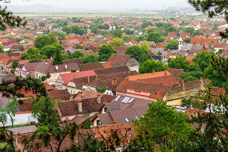 红色瓷砖屋顶城市的顶部视图旧图片