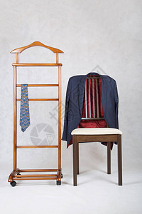 夹克衣架上的古典领带和外套挂在椅子图片