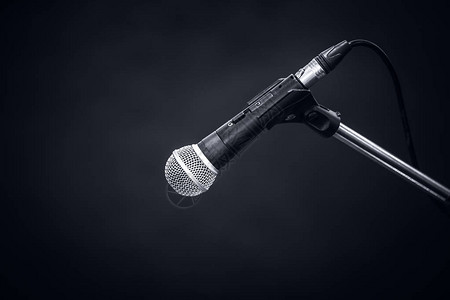 深灰色背景上的麦克风背景图片