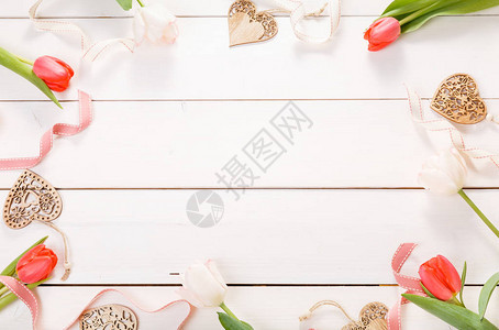 白色背景上的节日花粉红色和红色郁金香组成图片