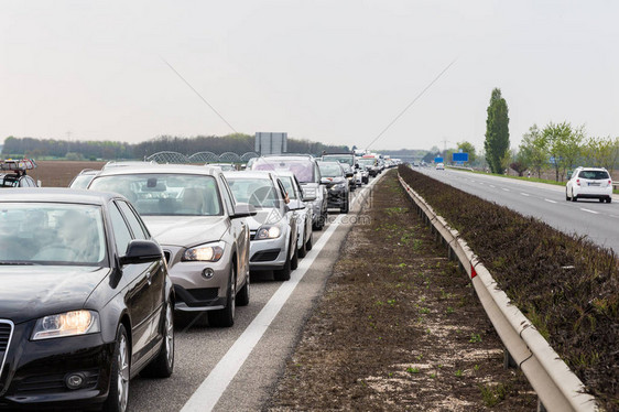 高峰时段高速公路上的交通堵塞图片