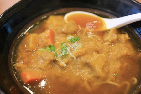 黑碗里的日本料理咖喱鸡拉面图片