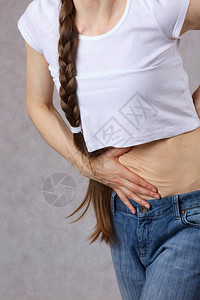 身穿牛仔裤的30至40岁的年轻女士肚子图片
