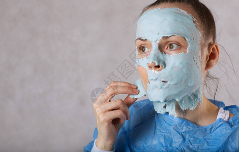 30至40岁的年轻女士戴着面罩坐在美背景图片