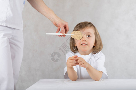 眼球科医生用错误的方法把男孩的眼罩闭上眼图片