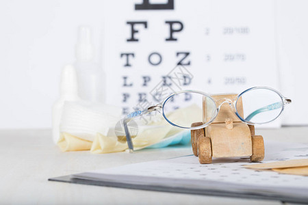 视力表上靠近眼垫的儿童眼镜特写图片