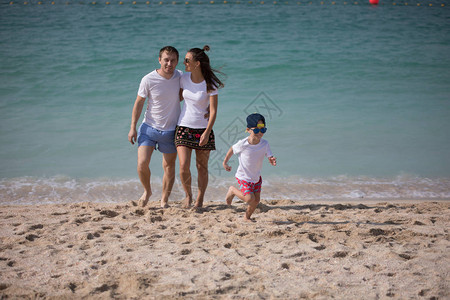 幸福的一家人站在海幕上图片