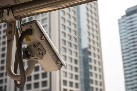 闭路电视安全摄像头附在现代城市建筑中图片
