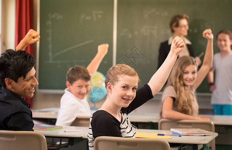 老师站在黑板前上数学课在学校教学生背景图片