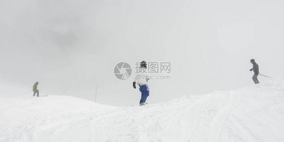 在加拿大不列颠哥伦比亚省Whistler的雪山上滑雪图片