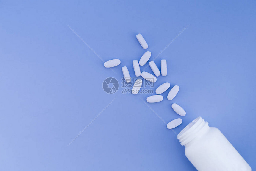 药丸从一个罐子中倒出高清图片下载-正版图片505172006-摄图网