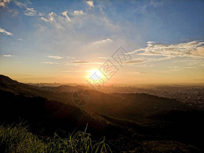 从贝洛奥里藏特市顶端及其山丘山谷和建筑物的景象图片