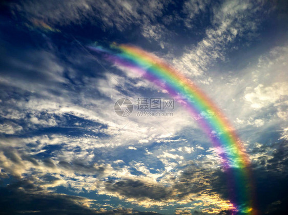 彩虹和黑暗蔓延的日落云图片